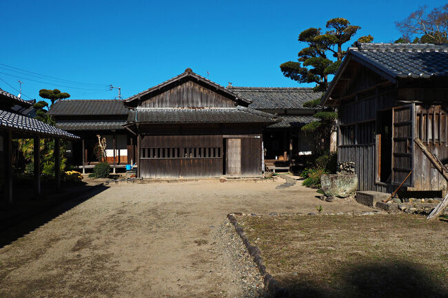 ＜納屋＞と＜馬屋＞<br />左側に見えるこの2つの屋根は繋がっている。<br />風呂側手前には見切れてしまっているけど、木の棒で束ねられた横木をひたすら打ち込む鍛錬のための道具：示現流鍛錬用横木が置かれていた。<br />これは一撃で相手の受けた太刀ごとたたき切るという薩摩独特流派の剣法で、いつ攻められても応戦できるよう日頃から備えていたのがよく分かる。