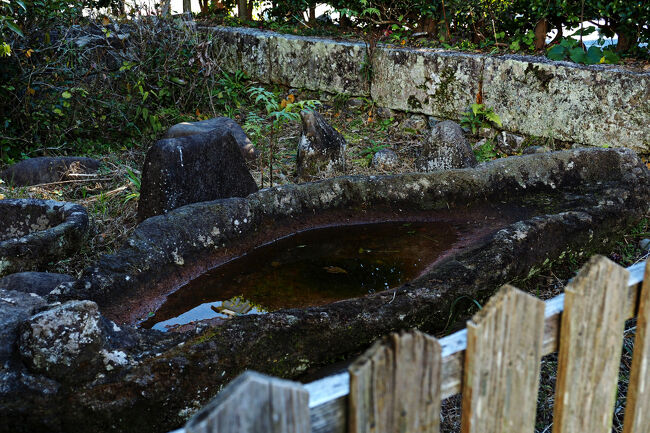 ＜太刀洗＞<br />石で造られた細長い造形物は戦で刀についた血を洗うためのもので、知覧の武家屋敷では見かけたけど他県の武家屋敷では見た記憶がない。<br />江戸時代は平和なイメージだったけど薩摩藩からすれば、徳川幕府から攻められるのを恐れて緊迫していた時代だったのかもしれない。