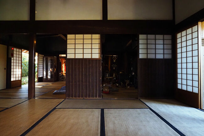 下座敷に集まるよう集合がかかったので、5-6人で一緒に案内してもらった。<br />ここ税所邸は建物内に入った瞬間から煙の臭いに包まれていて独特の匂いがしていたのだけど、案内人によると正月だけ特別に囲炉裏を焚くのが習わし（普段は火災対策で不可）で、元旦の今日は火入れをしていて「子供の頃はこの匂いが家中に広がっていてとても懐かしい」と語っていた。<br />例年なら元旦は焼餅の振る舞いがあるらしいけど、今年は複数の感染症が猛威を振るっているため中止らしく残念。