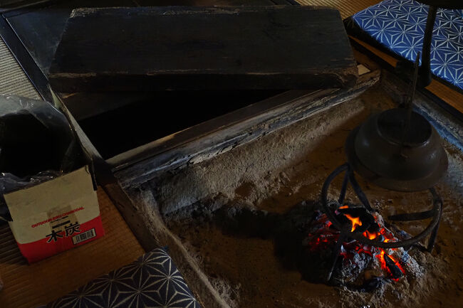 ＜広間＞<br />下座敷の隣室：広間は税所邸の中でも1番広い間取りになっており、下座敷に近い位置に囲炉裏があった。<br />時々爆ぜるのでびっくりするけど、囲炉裏横にある木の蓋を外すと床下に抜けられるようになっていて、女性や子供が隠れられるようになっている。<br />広間はかつて、煙草を乾燥させるための煙草部屋としての役割もあったそう。