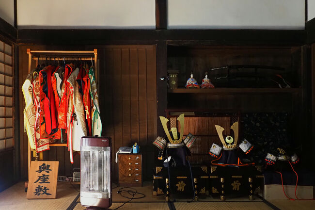 ＜奥座敷＞<br />奥座敷は隠居部屋として使われており、広間から見ると奥座敷の天井付近の壁（欄間などがある位置）がやけに高いことに気付くけど、でも奥座敷に入ると天井の高さは広間と同じ。<br />見学は出来ないものの、この奥座敷には隠し部屋と呼ばれる2階があり、熊本に近いことから密談など公に出来ない様々な秘匿案件に使われてきたそうで、税所邸が重要な役割を果たしてきたことを示す。<br />薩摩藩は長男へのプレッシャーが半端なかったけど出水は特にその傾向が強かったらしく、逆に女子は何も期待されていなかったそう。