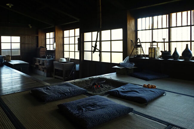 ＜なかえ＞と＜板の間＞と＜炊事場＞<br />土間があるせいかこの部屋は冷え込んでいて、ガラス窓に囲われているのに光が差し込まないから薄暗かった。