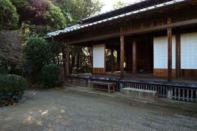 靴を履いて、中門を通って庭から見学。<br />木々は多いけどスッキリまとめられていて広さを感じた。<br />竹添邸も税所邸も出水市歴史文化施設共通入館証の缶バッジを提示すれば、同年の12月末日まで何度でも入館可能。