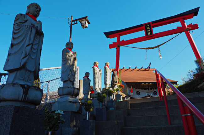 更に狭い階段脇には大きな地蔵が並んでいて、鳥居とのミスマッチが不思議な雰囲気を醸し出していた。
