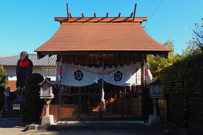 境内はかなりコンパクトで何もなく、社殿隣に建つ大きな地蔵がこの神社の目玉らしい。