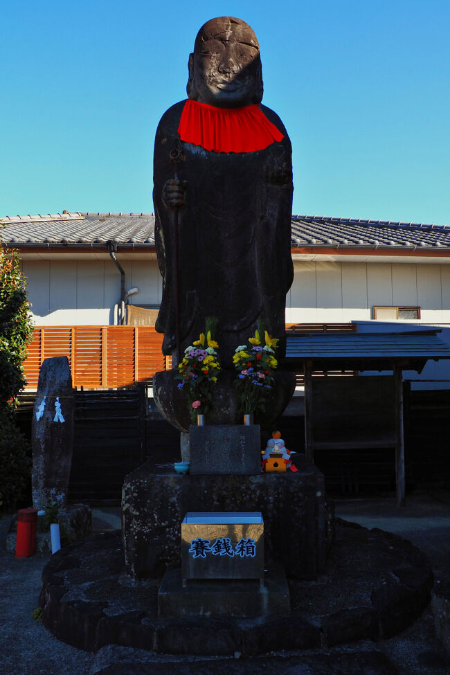 台座まで含めると高さ4.15mあるこの地蔵は一刀彫りでは日本一のサイズだそう。<br />1925年に真言宗の僧侶：斑目仏師によって建立された地蔵尊で交通安全・無病息災・子育て・延命などの御利益があるとされている。<br />ところで既視感ある顔つき（2024-2025年在職の）石〇元首相っぽくない？