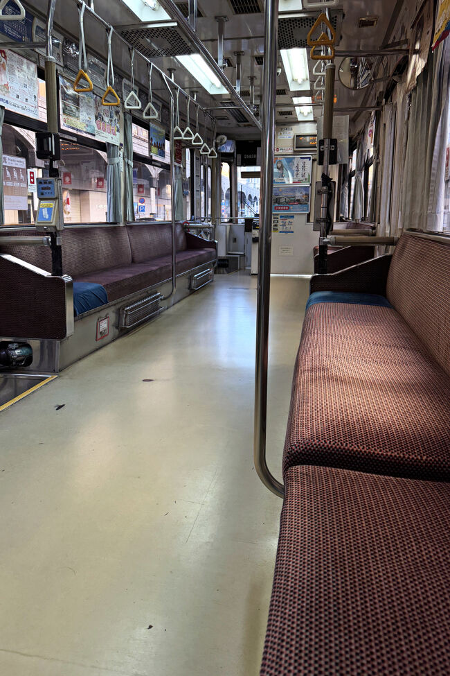 夕方は混みやすいから乗れないこともあるのに、元旦の鹿児島中央駅行きの往路はこのようにガラガラで、復路の鹿児島中央駅から乗る17時台の市電（天文館までが激混み）なんて乗車率が高すぎて1本見送ることもあるのに、空席が目立っていて驚いた。<br />明日は“いおワールドかごしま水族館”でイルカショーを見学してから、1月2日から営業しているという“立飲み屋 Kiritsu 鹿児島中央駅前店”で遅いランチを兼ねた昼飲みをする予定。<br />続きは09へ。