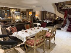 その結果、ホテル「シャトーブリアン」が空いてるとの情報をいただき、直接ホテルの方へ。ホテルの方は、元々宿泊先で支払った金額で良いと言っていただき、その金額で申し込みできました。
「シャトーブリアン」のコンシュルジュの方に感謝です。