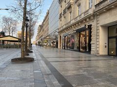 色々と周辺の路地を歩いた後、シャンゼリゼ通りへ。
シャンゼリゼ通りから近い立地でしたので、朝のシャンゼリゼ通りを満喫しました。