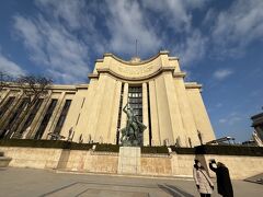 シャイヨー宮前からエッフェル塔の方へ。
エッフェル塔を背景にパシャリ。