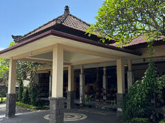 お次はアタのバッグを買いにバリ ハンディへ。
かごバッグ、ランチョンマット、カトラリー入れ、ガムランボールを買いました。
だいぶ燻した匂いが強いので、ランチョンマットなどはビニールでがっつりくるんでスーツケースへ、かごバッグは使いながら帰国しました。購入予定の方でスーツケースに入れて持ち帰る予定の場合は、ビニール袋などを用意したほうがよいと思います。