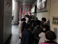 2日目は夜明け前にコソコソホテルを出て
（ドミトリー なので）
大人気な朝ごはんのお店へ。
前日結局ホテル着いたのが0時前
2時ごろまで起きてたので起きるのが辛かった、、
5時半の開店と同時に行くはずが、
結局6時すぎにホテルを出ましたがしっかり行列。