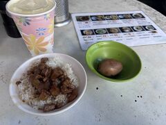 早速魯肉飯の美味しそうなお店を探す。
永楽市場の隣の金仙魚丸店で食べることに。

魯肉飯は八角の風味ほぼなくて
癖なしトロトロで美味しかったです。
個人的にはもう少しクセあったほうが嬉しかったかも。
煮卵は味しっかりのカチカチで美味しかったな～