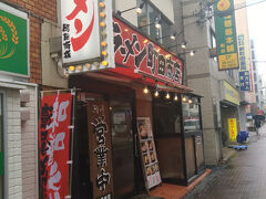 　最初は町田商店本店を訪問しました。
　町田商店本店は町田商店60数店舗ほどある中で3店舗しか無い生ガラを使っており、お店の年数も一番長い店舗となっています。一日の来客数は300人～400人くらいとなっています。
　町田商店は町田市で創業し、北は宮城から南は岡山、海外にも店舗を展開しているラーメンチェーンであります2020年には100店舗、現在は全国に126店舗で運営されています。町田商店の誕生のきっかけは『町田商店』を運営している株式会社ギフトの社長である田川翔氏が家系ラーメンの発祥地である横浜市で生まれ育ち、学生時代にラーメン店の開業を夢見ていました。有名ラーメン店で修行して2008年に『町田商店 本店』を創業しました。