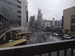 　町田バスセンターから見た町田の市街地。
　町田バスセンターは小田急線の町田駅に隣接しているバス乗り場であり、ペデストリアンデッキで繋がっています。高速バス乗り場は6番となってお、、羽田空港・成田空港リムジンバス、東京ディズニーリゾートとを結ぶバス、京都・大阪とを結ぶ西日本JRバスの青春ドリーム号、神奈川中央交通の富士急ハイランド・河口湖とを結ぶバスなどが運行されています。高速バスの待合所があり、乗車券の発券機やベンチが設置されます。
　大学の通学、帰省時に利用していたので懐かしくなりました！