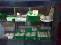 試飲会と言う名の昼宴会を終えて、ほろ酔いで元町に戻る。

神戸っ子の同行者が豚饅を買いに行くというのでついていく。
四興楼という店の豚饅が美味しいらしい。
今度買ってみよ。