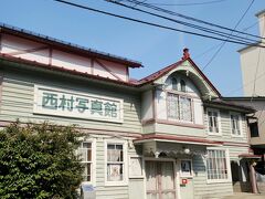 旧小学校から再度国道へ戻り、５分程度歩く（東側へ入る）とある旧西村写真館です
大正10年建造の木造２階建てです
現在は不定期で内部の公開もしているようです
このときは残念ながら外観のみでした
