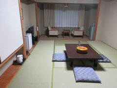 このあと、本日のお宿へ。グランドメルキュール伊勢志摩リゾート&スパです。アメニティはロビーに置いてあるものを自分で取って行くようになっています。コットンとか、ブラシ、歯ブラシ、かみそりくらいだったかな。