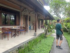 10年以上前に二人でバリに来たときに宿泊した、クブンインダ―へ懐かしく訪問してみる。系列のアラムインダ―に泊まっていることを話すと、快く見学をさせてくれた。当時泊まったヴィラはなくなって駐車場になっていて少し寂しかったが、スタッフさんに当時の施設の写真を見せたら、懐かしがって喜んでくれた。