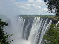 木陰越しにも水しぶきは飛んで来ます