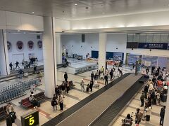 着きました！
ハノイ、ノイバイ空港。

ガイドブックによるとeチケットは印刷しておいたほうが良いとのことだったのですが、時間帯のせいなのか入国もわりとスムーズで、特に確認されず。