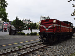 20分くらいで阿里山森林鉄路車庫園区に到着。
博物館かと思っていたら現役の車庫。

外に使われていない列車が展示されていて、自由に見て回れる感じ。