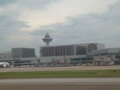 クアラルンプールからマレーシア航空機でチャンギ国際空港に到着