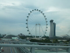 チャンギ国際空港から「JWマリオット・ホテル・シンガポール・サウスビーチ」へ向かう途中の光景。大観覧車「シンガポール・フライヤー」が見えてくるとホテルは近いです。