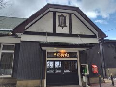 車両は2両編成で全席埋まるくらい人が乗っていましたが、姨捨駅で降りたのは私だけでした。無人駅に１人でさみしい感じでしたね。外観は素敵ですね！