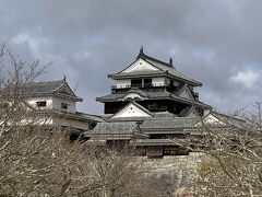 立派な天守閣です。ここまで登ってくるのに疲労困憊し、だいぶ時間も経っていたので、中に入るのは止めて、外から眺めるだけにしておきます。