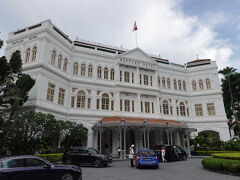 シンガポールの街歩きで最初に訪れたのが「ラッフルズホテル」。言わずもがなの名門ホテルですが、建築物としての魅力にも溢れています。