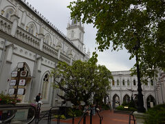 ラッフルズ シティに隣接した「チャイムス」は、かつて修道院だった建物を利用した複合施設で、飲食店などがあります。