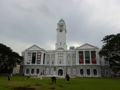 シンガポール側に近いエリアには「ビクトリアシアター＆コンサートホール」の姿があります。建物は19世紀に建てられたということです。