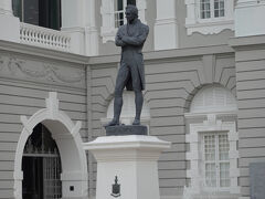 「ビクトリアシアター＆コンサートホール」の建物の前には漆黒のラッフルズ像があります