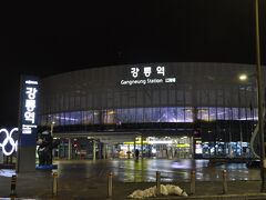 　夜の江陵駅です。