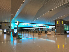 　ちょうど日付が変わる頃、仁川国際空港第2ターミナルチェックインカウンターです。
　第2ターミナルを深夜帯に出発する便はないので、チェックインカウンターも閉まっています。
　大韓航空は午前5時30分から受付開始とのことです。
　