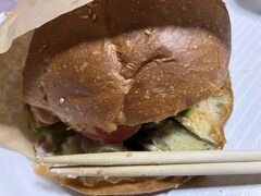 女神のハンバーガー600円程（顔より大きいです！）なかは焼いた野菜と特製ソースが入ってて、バンズはブリオッシュ生地っぽくて美味しいです。
他にオレンジジュースを使ったブリオッシュ、大きなシナモンロール、食パンハーフ、ハムチーズボールなど購入
カンパーニュが有名なようで、たくさん種類がありました。
小麦の味がして美味しいです！