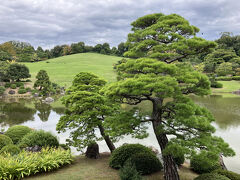 公園の北部にある、日本庭園へ移動。

HPには、「日本万国博覧会に政府出展施設として、日本の造園技術の粋を集めて造られた名園」との説明があり、今月（2024年10月）、国の文化財（国登録記念物）として登録されたばかりだ。
