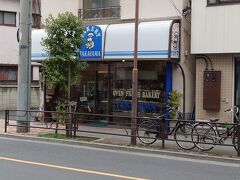 パン屋を横目に