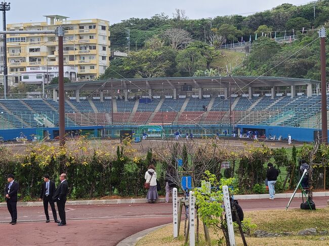 浦添市内のサンエーで買い物した後、同市にあるANAボールパーク浦添にやってきました。球場自体はANAスポーツパーク浦添、いわゆる浦添運動公園内にあります。試合開始は13時ですが、駐車場難民になるのを回避するため11時前に到着。それでも徒歩10分ほどの駐車場になってしまいました。