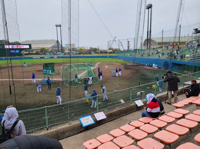 グランドではベイスターズのバッティング練習が行われていました。ネット裏6列目の席を事前に予約していたのですが、ネット裏後方席の頭上には屋根があったので、そちらにしておけばと少しだけ後悔しました。