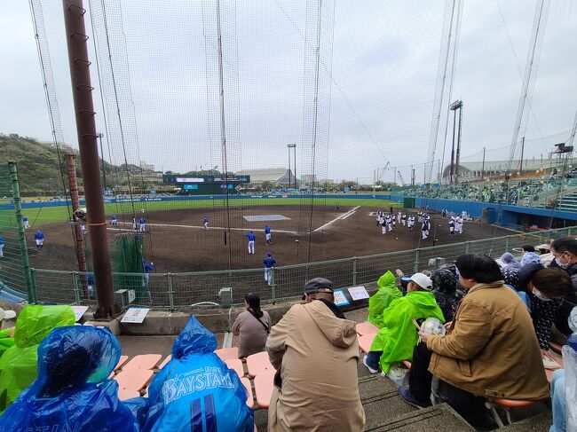 改めてウォーミングアップのため両軍の選手がグラウンドに出てきました。レインコートを着ている方が散見されますが、天気は小雨が断続的に降っていました。スマホで見ると浦添市の気温13度でしたが、小雨により体感温度は更に低い感じがしました。