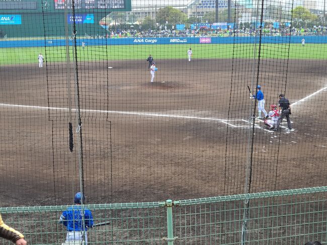 定刻の13時に試合開始。初回のチャンスで打席に立つ佐野選手と、それをネクストサークルで見守る牧選手。