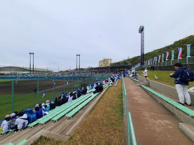 外野に近い内野席の様子。1/3の入りですので空きが多いです。
