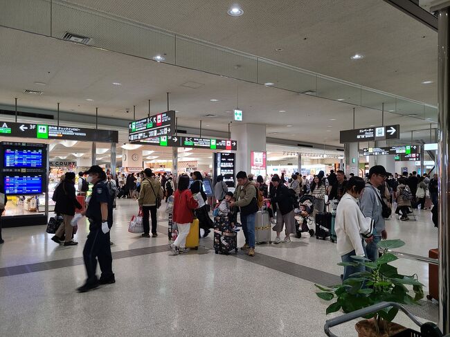 空港内は相変わらず混雑。