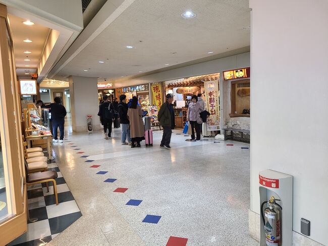 朝食以降何も食べていなかったので4Fのレストラン街にやってきました。