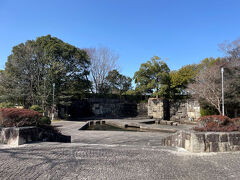 水場がありましたが水はありません。夏には水が張られるでしょう。トイレもあって安心です。