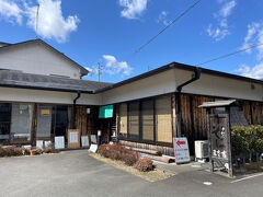 さて、お昼になったので近くのお蕎麦屋さん「まさ吉」へ。ここは私の大のお気にいり。11時半開店と同時に入店。テーブル席と座敷があります。
駐車場は店の前に4～5台と、少し離れた場所に10台くらい停められます。