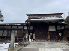 高山陣屋は時間が早いのでまだ閉まっています。8時45分に開館のようです
