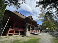 羽黒山神社に到着しました。往復2時間の行程でした。

足に自信のない方は、羽黒山自動車道（有料）を通って山頂近くまで車で行けますよ。